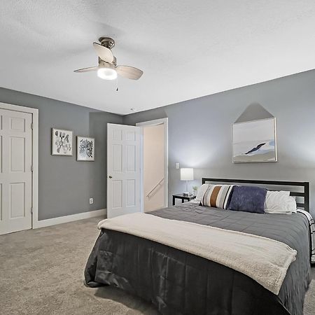 Chic 2Br Duplex Free Parking Near Hospitals Villa Des Moines Exterior photo